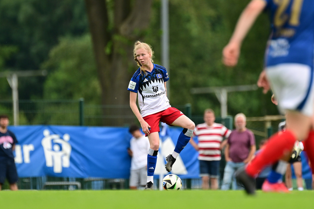 Fußball I Frauen I Saison 2025-2026 I Testspiel I Hamburger SV - Holstein Kiel | Nahaufnahme, Einzelfoto, Freisteller, Portrait, Porträt, Einzelbild, Einzelfoto, Körper: Jaqueline Dönges (21, Hamburger SV) - Realisiert mit Pictrs.com