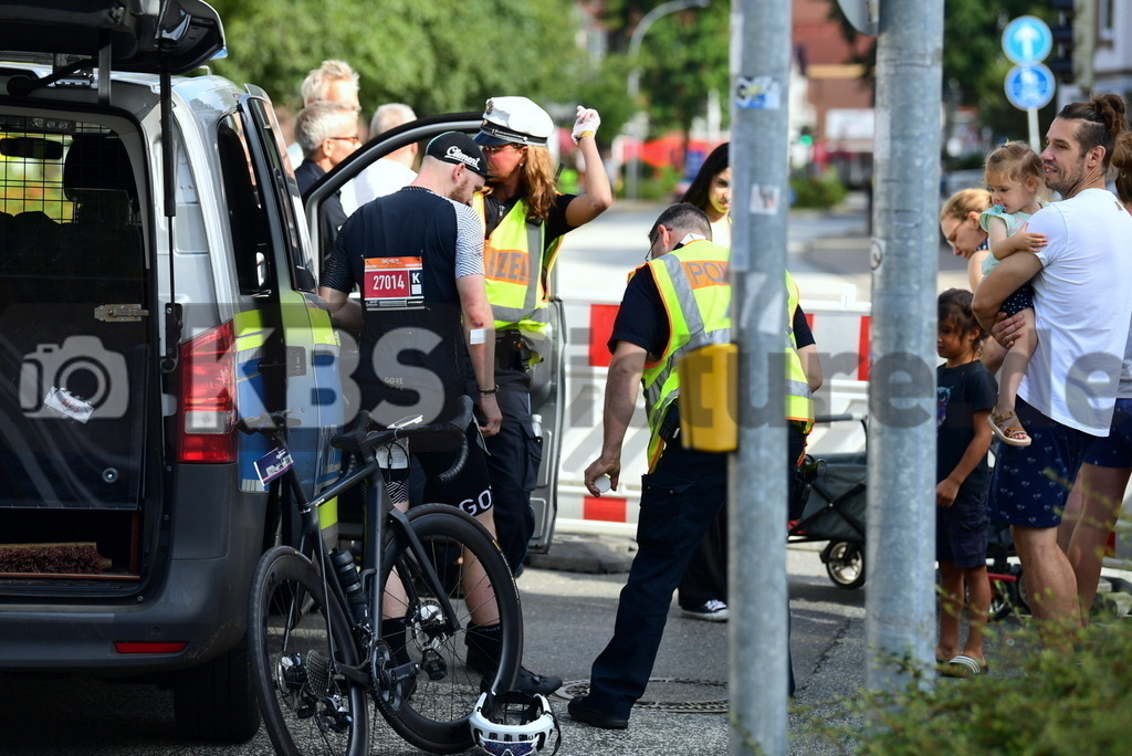 KBS Picture_Cyclassica-Hamburg_200823_018 | Wunden werden versorgt Polizei dei Freubd und Helfer ,
Bemer Cyclassics Hamburg Radrennen 2023 , 
Durch Hamburg und Schleswig-Holsten ,
UCI-WorldTour-Rennen Profi-Elite Herren ca.200KM , 
Amateurradfahrer Jedermann Rennen 60KM ,
Amateurradfahrer Jedermann Rennen 100KM , - Realisiert mit Pictrs.com