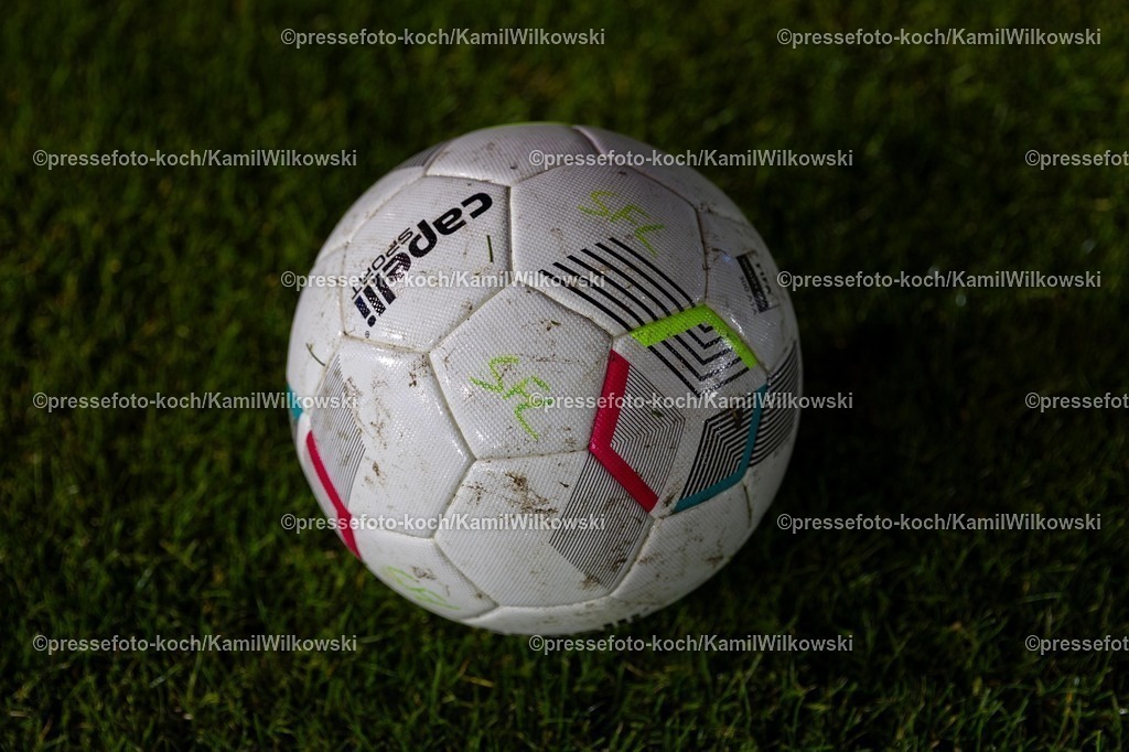 xKWI31102501027 | 31.10.2025, xkwix, Fußball, Regionalliga West, VfL Sportfreunde Lotte - FC Gütersloh, Stadion am Lotter Kreuz: Capelli SF Lotte Ball