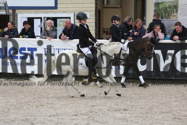 Birkhof_2023_Reiter-WB_Trab-Galopp_Gruppe_05 (46) | Alle Fotos der Reiterjournal Fotografin Doris Matthaes im Reiterjournal Online-Fotoshop. - Realisiert mit Pictrs.com