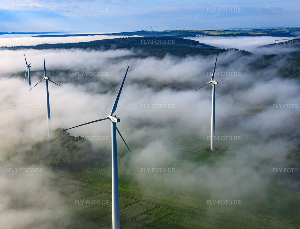 Luftbild: Rotoren des Windpark Fürstenau ragen aus tiefen Wolken heraus im Ortsteil Fürstenau in Höxter im Bundesland Nordrhein-Westfalen in Deutschland. Foto: IMG_65163.jpg vom 24.05.2014 durch Werner Riehm/FLY-FOTO.deErneuerbare Energien | BMZ