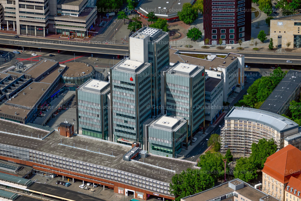 4030967 | HANNOVER 02.06.2020 Banken- Verwaltungsgebäude des Finanzdienstleistungs- Unternehmens Sparkasse Hannover - Firmenkunden Center am Raschplatz im Ortsteil Mitte in Hannover im Bundesland Niedersachsen, Deutschland. Weiterführende Informationen bei: Sparkasse Hannover Anstalt des öffentlichen Rechts,  schulze &amp; partner GbR. // Banking administration building of the financial services company Sparkasse Hannover - FirmenkundenCenter on Raschplatz in the district Mitte in Hannover in the state Lower Saxony, Germany. Further information at: Sparkasse Hannover Anstalt des oeffentlichen Rechts,  schulze &amp; partner GbR. Foto: Gerhard Launer