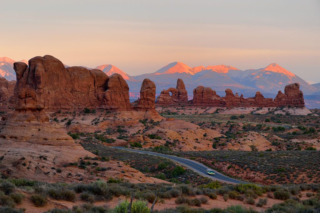 usa-2015-198 | Parade of Elephants (links) und Turret Arch (rechts) im Arches National Park (USA) bei Sonnenuntergang vom View Point Garden of Eden gesehen. - Realisiert mit Pictrs.com