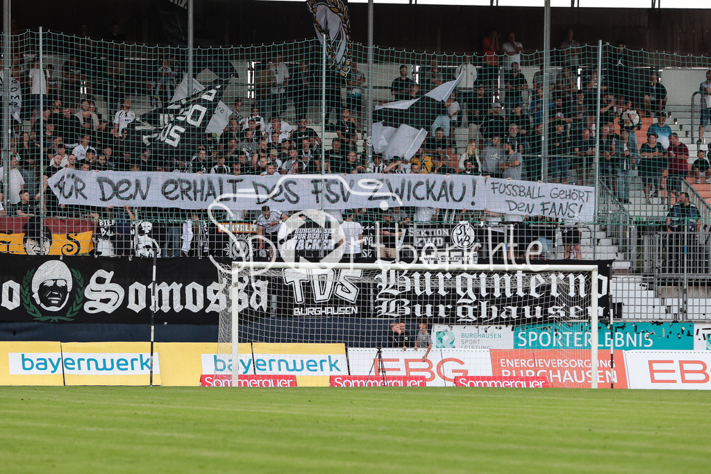 SV Wacker Burghausen - FC Bayern Amateure | Die Fans aus Burghausen machen sich fuer den Erhalt des fSV Zwickau stark / Ultras / Spruchband