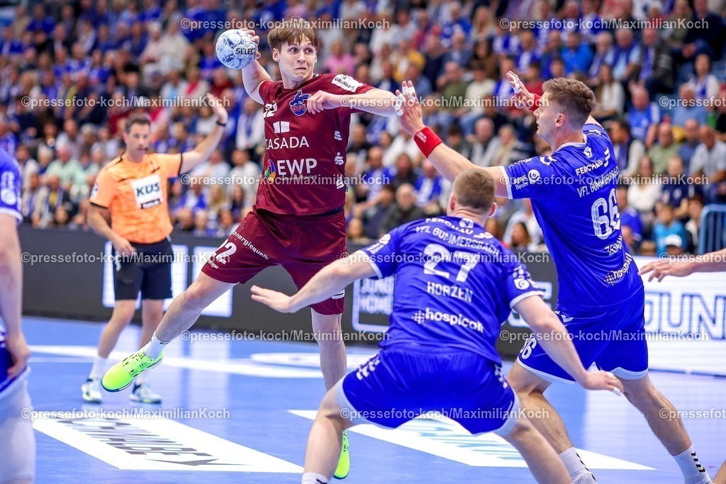 Gum25042501008 | 25.04.2025, Handball, HBL, VfL Gummersbach - 1. VfL Potsdam, Schwalbe-Arena: Maxim Orlov (VfL Potsdam #22) gegen Kristjan Horzen (GUM #27) und Stepan Zeman (GUM #66) 