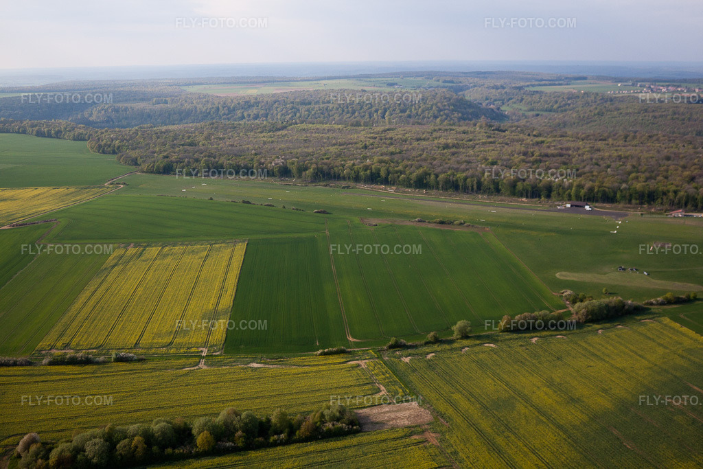 Aerial view: Aerodrome airfield in Villette in the state Meurthe et Moselle, France. – Photo: IMG_39741.jpg taken on 04/16/2011 by Werner Riehm/FLY-FOTO.com – Resolution of the original: 4752 x 3168 px