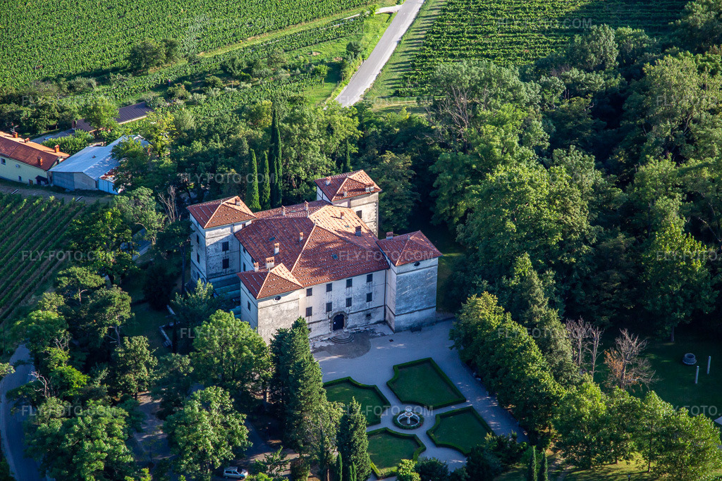 Aerial view: Burg [§2] / Goriški muzej [§2] - [§1] , Restavracija Grad [§2], Mateja Bagar s.p in the district Kromberk in Nova Gorica in the state Slovenia, Slovenia. – Photo: IMG_137460.jpg taken on 07/14/2023 by Werner Riehm/FLY-FOTO.com – Resolution of the original: 5472 x 3648 px – Goriški muzej – Restavracija Grad Kromberk - Nova Gorica, Slovenija