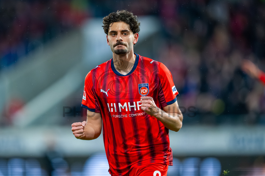 1. FC Heidenheim vs. VfB Stuttgart, Fussball, 1. Bundesliga, 23. Spieltag, Saison 2025/2026, 22.02.2026 | Eren Dinkci (1. FC Heidenheim 1846, #08),1. FC Heidenheim vs. VfB Stuttgart, Fussball, 1. Bundesliga, 23. Spieltag, Saison 2025/2026, 22.02.2026Foto: photosbyphips/Philip Ziegler