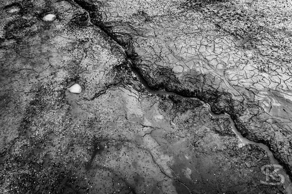 Ground Levels – Abstrakte Landschaften entwässerter Seen aus der Vogelperspektive | Ground Levels zeigt Drohnenaufnahmen entwässerter Seegründe, die zwischen Realität und Abstraktion oszillieren. Rinnsale, Pfützen und Muster verwandeln sich aus der Luft zu abstrakten Kompositionen – Fotokunst von Stefan Kuhn. - Realisiert mit Pictrs.com