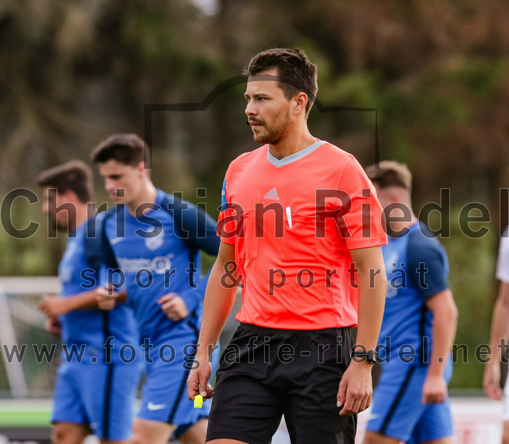 2023-10-14_077_FC_Langengeisling_gegen_TSV_Siegsdorf | Erding, Deutschland, 14.10.2023:
Fußball, Bezirksliga Oberbayern Ost 2023 / 2024, 13. Spieltag, FC Langengeisling gegen TSV Siegsdorf, Endergebnis: 3:0

Schiedsrichter Xaver Fabisch

Foto: Christian Riedel / fotografie-riedel.net
