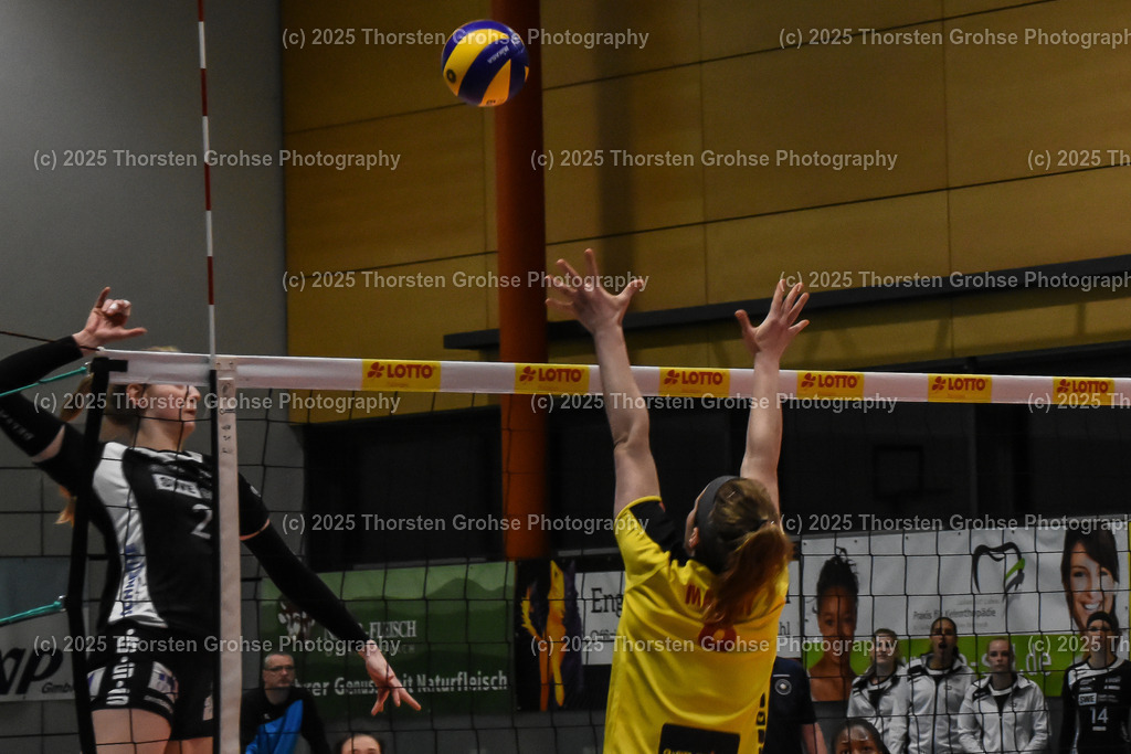 VBL VFB Suhl vs. SCHWARZ-WEISS Erfurt | Emily Grace Thater #2 (Schwarz-Weiss Erfurt), Andie Malloy #8 (VFB Suhl); VBL VFB Suhl vs. SCHWARZ-WEISS Erfurt, Volleyball-Bundesliga Frauen am 17.02.2018 in der Multihalle in Meiningen, (Deutschland) - Realisiert mit Pictrs.com