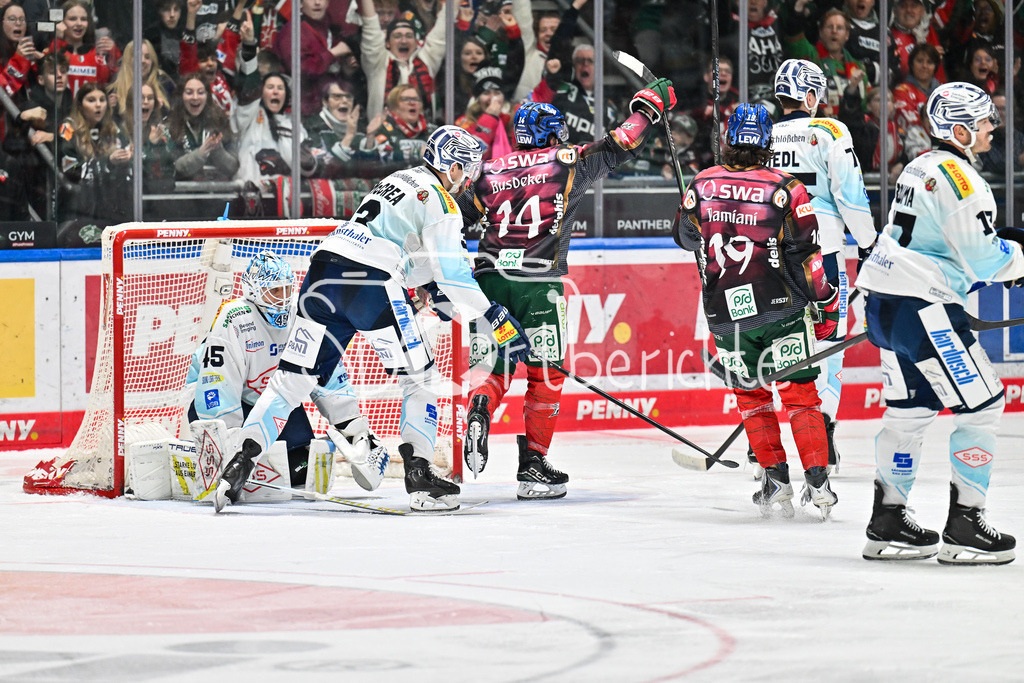 Augsburger Panther - Dresdner Eislöwen | AUGSBURG, DEUTSCHLAND - 06. MÄRZ: Jubel der Augsburger nach dem Treffer zum 5-2 durch D. J. BUSDEKER (Augsburger Panther 14) / Tor / Torschuetze / Freude / Happy / während dem Match zwischen den Augsburger Panthern und den Dresdner Eislöwen am 49. Spieltag der Penny DEL im Curt Frenzel Stadion