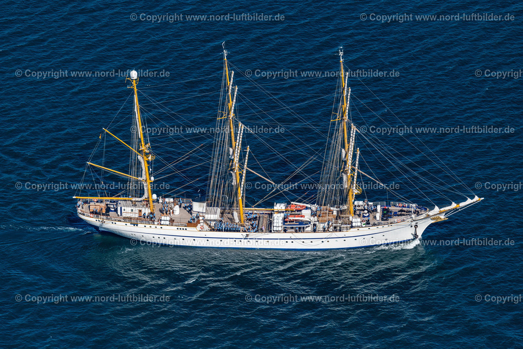Gorch_Fock_Ostsee_Warnemüde_Hansesail_2022_ELS_5651100822 | ROSTOCK 10.08.2022 Segelschulschiff in Warnemünde im Bundesland Mecklenburg-Vorpommern. Die Gorch Fock beim Einlaufen der Hansesail in Warnemünde. // Sail training ship in Warnemuende in the state of Mecklenburg-Western Pomerania. The Gorch Fock when the Hansesail arrives in Warnemuende. Foto: Martin Elsen