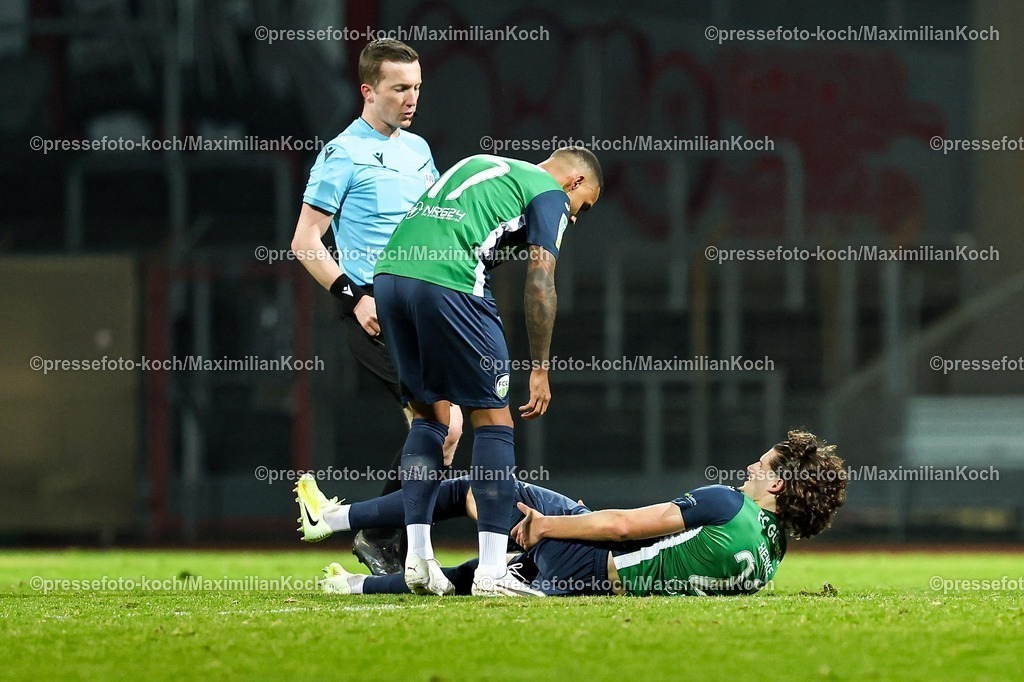 xKWIx13022601046 | 13.02.2026, xKWIx, Fußball, Regionalliga West, SC Fortuna Köln - FC Gütersloh, Südstadion: Justus Henke (FC Gütersloh #23) liegt verletzt am Boden Photo: xKamilxWilkowskixPressefotoKochx