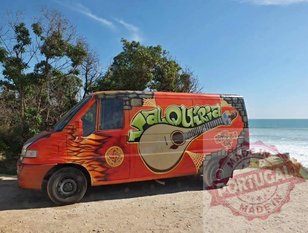 Valquíria van with graffiti art parked by ocean | Custom painted camper van displaying Valquíria and a guitar, parked overlooking the sea - Realisiert mit Pictrs.com