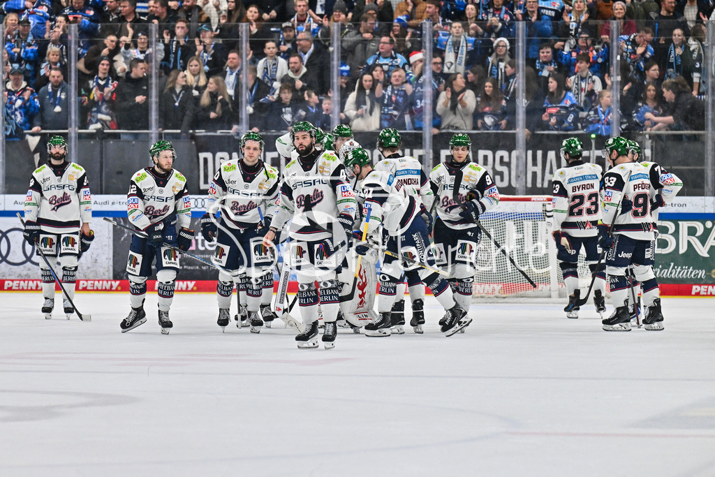 ERC Ingolstadt - Eisbären Berlin | INGOLSTADT, GERMANY - 18. DECEMBER: niedergeschlagene Eisbären nach der Niederlage in Ingolstadt nach dem Match zwischen dem ERC Ingolstadt und den Eisbären Berlin am 29. Spieltag der Penny DEL in der Saturn Arena