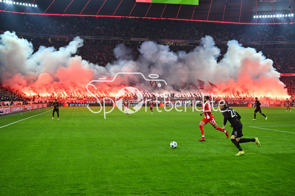 FC Bayern München - Sporting Lissabon | MUNICH, GERMANY - 09. DECEMBER: die Fans der Bayern zünden zu Beginn der zweiten Hälfte Pyrotechnik / Pyro / Ultras während dem Match zwischen dem FC Bayern München und Sporting Lissabon am 6. Spieltag der UEFA Champions League Ligaphase in der Allianz Arena
