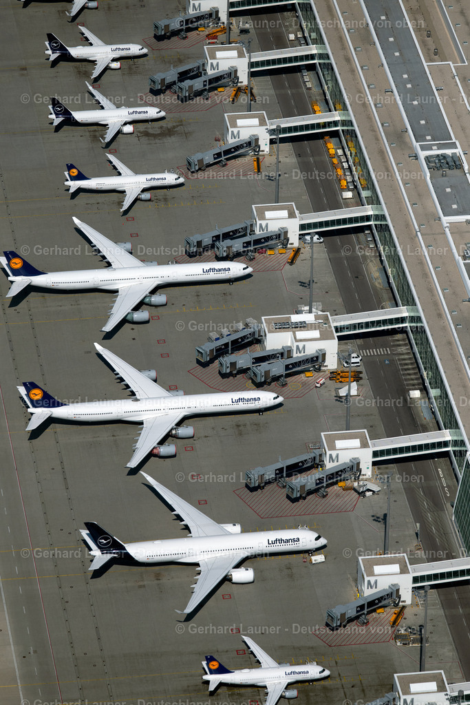 4021183 | MüNCHEN-FLUGHAFEN 08.04.2020 Passagierflugzeuge krisenbedingt stillgelegt auf der Parkpositionen und Abstellfläche auf dem Flughafen in München im Bundesland Bayern, Deutschland. // Passenger aircraft decommissioned due to the crisis on the parking positions and parking space at the airport in Munich in the state Bavaria, Germany. Foto: Gerhard Launer