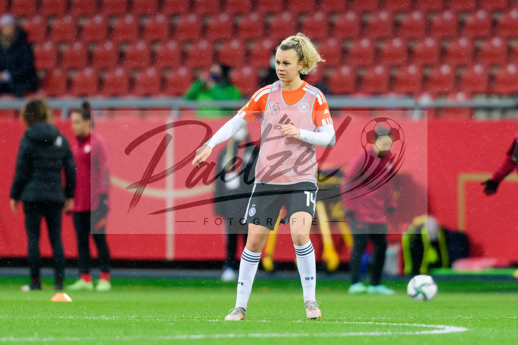 GERTUR20211126_092 | Fussball, Frauen: Lena Lattwein (Germany) schaut bei dem Spiel der WM-Qualifikation zwischen Deutschland und Tuerkei im Eintracht-Stadion am 26.11.2021 in Braunschweig, Deutschland. - Realisiert mit Pictrs.com
