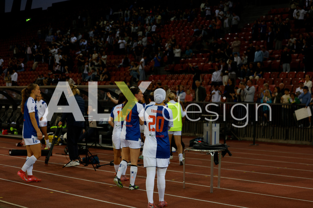 GC Zürich vs FC Zürich - AXA Women’s Super League Playoffs - Stadion Letzigrund | GC Zürich Team after the AXA Women’s Super League Playoffs quarter-final second leg between GC Zürich and FC Zürich at Stadion Letzigrund, Zurich, Switzerland. - Realisiert mit Pictrs.com