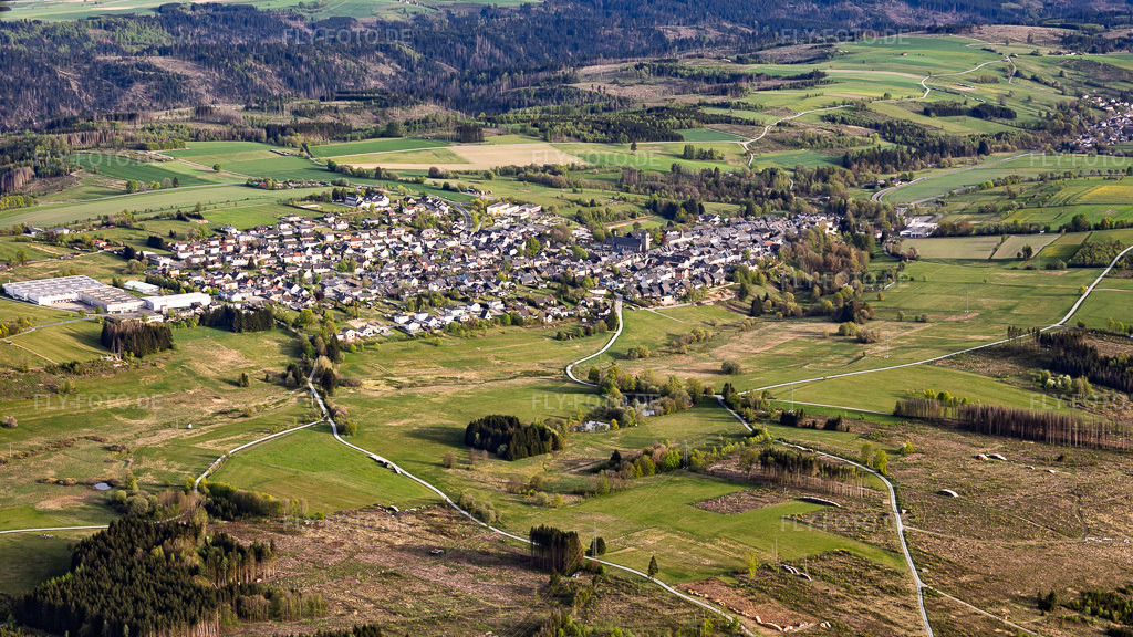Luftbild: Ortsansicht aus Nordwesten in Teuschnitz im Bundesland Bayern in Deutschland. – Foto: IMG_155897.jpg vom 02.05.2026 durch Werner Riehm/FLY-FOTO.de – Auflösung des Originals: 5527 x 3106 px