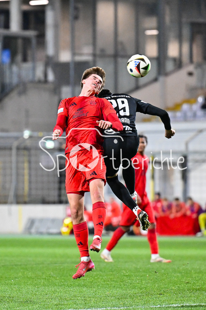 FC Bayern Amateure - SpVgg Hankofen-Hailing | Im Kopfballduell Guido DELLA ROVERE (FC Bayern München II #10) und Jonas HOFFMANN (Hankofen 29) / Zweikampf / Regionalliga Bayern: FC Bayern Muenchen II - SpVgg Hankofen-Hailing, Gruenwalder Stadion am 28.03.2025