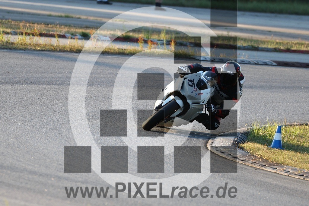 0035-20240921_12187 | Schöne Erinnerungen an spannende Momente - das festzuhalten ist unser Job. PIXELrace.de ist seit 2003 auf den Rennstrecken Europas unterwegs um die Action draußen beim Fahren und die wunderbare Stimmung imm Fahrerlager für euch einzufangen.