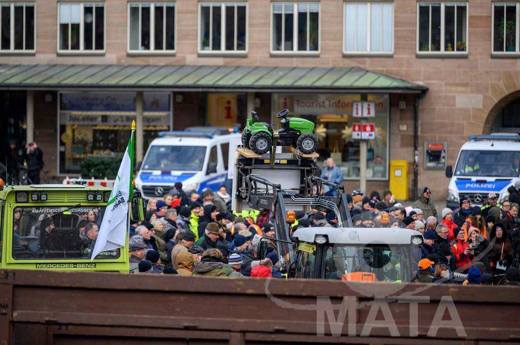 _DWA4592 | Bauerndemo gegen Agrarpolitik der Bundesregierung  auf dem Straße Obstmarkt und Hauptmarkt . Nürnberg, 08.01.2024 - Realisiert mit Pictrs.com
