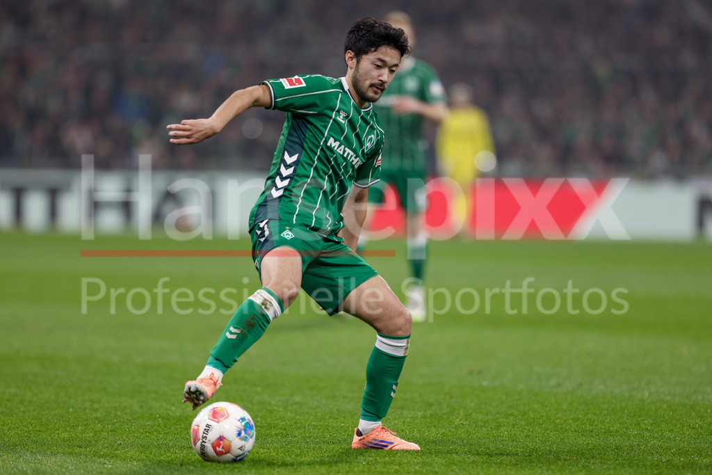 Fussball, Bundesliga, SV Werder Bremen - VfL Wolfsburg | Yukinari Sugawara (SV Werder Bremen, 3) am Ball, Freisteller, Einzelbild, Ganzkörper, Aktion, Action, Spielszene, DIE DFL-RICHTLINIEN UNTERSAGEN JEGLICHE NUTZUNG VON FOTOS ALS SEQUENZBILDER UND/ODER VIDEOÄHNLICHE FOTOSTRECKEN. DFL REGULATIONS PROHIBIT ANY USE OF PHOTOGRAPHS AS IMAGE SEQUENCES AND/OR QUASI-VIDEO.