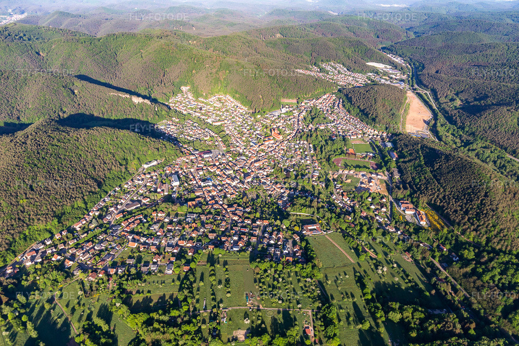 Luftbild:  in Hauenstein im Bundesland Rheinland-Pfalz in Deutschland. Foto: IMG_131393.jpg vom 14.05.2022 durch Werner Riehm/FLY-FOTO.deLuftkurort Hauenstein | Heimat zum Lieben
