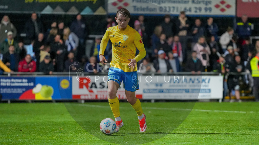 Fußball, Herren, Saison 2025/2026, Testspiel, Freundschaftsspiel, FSV 63 Luckenwalde vs. 1.FC Union Berlin, Mittwoch 08.10.2025, Werner-Seelenbinder-Stadion Luckenwalde, | Fußball, Herren, Saison 2025/2026, Testspiel, Freundschaftsspiel, FSV 63 Luckenwalde vs. 1.FC Union Berlin, Mittwoch 08.10.2025, Werner-Seelenbinder-Stadion Luckenwalde, Im Bild: Remo Merke (Luckenwalde) - Realisiert mit Pictrs.com