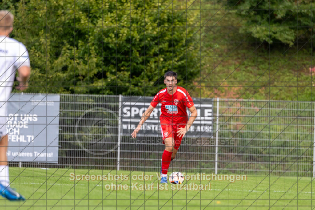 20250831_151257_0294 | #,TSG Salach (weiß) vs. SV Ebersbach (rot), Fußball, Bezirksliga - Bezirk Neckar/Fils, 02. Spieltag, Saison 2025/2026, Rasensportplatz, Staufenecker Straße, 73084 Salach, 31.08.2025 - 15:00 Uhr,Foto: PhotoPeet-Sportfotografie/Peter Harich