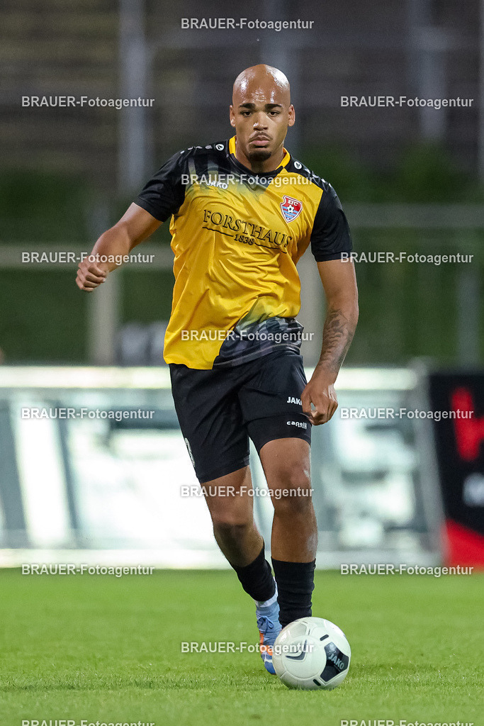 SB_KFCBAU_20250815_5843.JPG -  - KFC Uerdingen - SF Baumberg - Oberliga Niederrhein | Krefeld, Deutschland, 15.08.25: Anthony Oscasindas (KFC Uerdingen) in Aktion, am Ball, Einzelaktion während des Oberliga Niederrhein Spiels zwischen KFC Uerdingen - SF Baumberg in der Grotenburg Stadion am 15. August 2025 in Krefeld, Deutschland. (Foto von Stefan Brauer/Brauer-Fotoagentur)