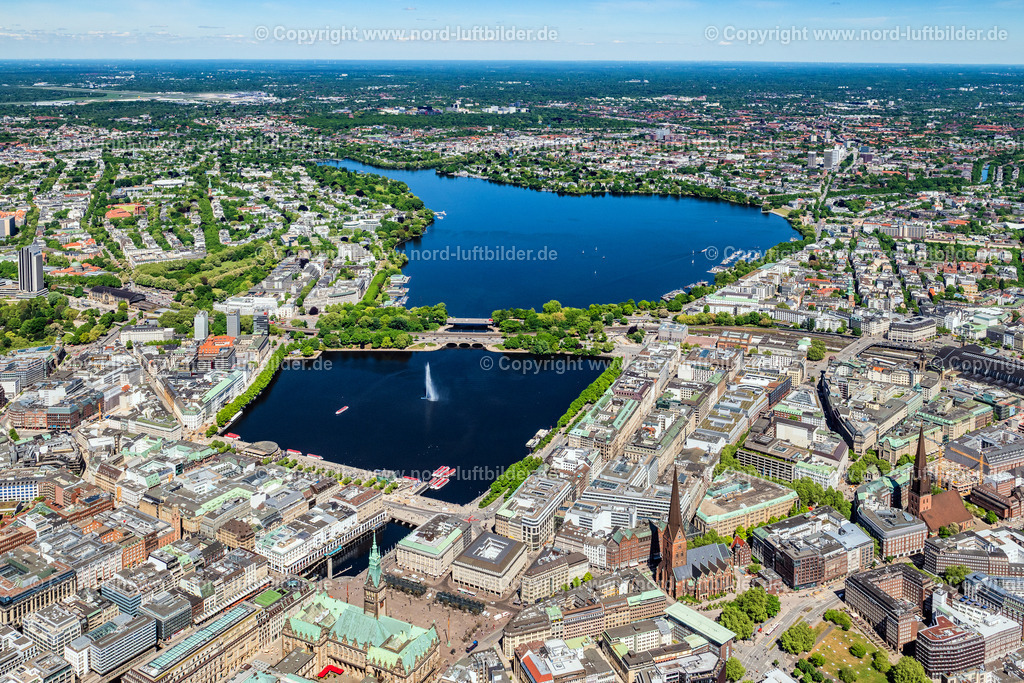 Hamburg_Mitte_Blohm_und_Voss_ELS_8102090525 | HAMBURG 24.05.2025 Stadtzentrum entlang der Alsterfleet - Rödingsmarkt im Innenstadtbereich in Hamburg. // The city center in the downtown are in Hamburg in Germany. Foto: Martin Elsen