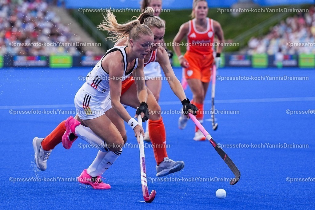 xydrx11082503013 | 11.08.2025, xydrx, Frauen EuroHockey Championship 2025, Gruppenphase, Gruppe A, Deutschland - Niederlande, Sparkassenpark Mönchengladbach: Emma Davidsmeyer (GER #23) im Zweikampf gegen Freeke Moes (NED #18)