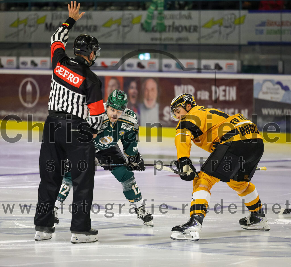 2025-08-22_012_TSV_Erding_gegen_EV_Fuessen | Erding, Deutschland, 22.08.2025:Eishockey, Oberliga Süd 2025 / 2026, Testspiel, TSV Erding gegen EV Füssen, Endergebnis: 1:4Thomas Brandl (Erding Gladiators, #11), Torwart Benedikt Hötzinger (EV Füssen, #29)Foto: Christian Riedel / fotografie-riedel.net