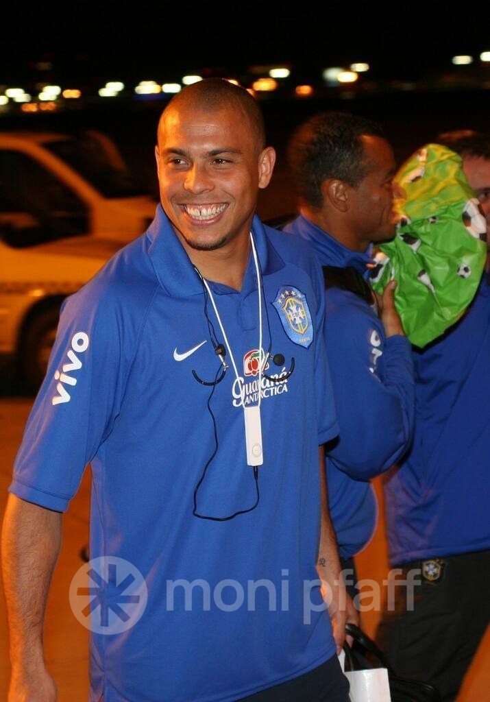 Ronaldo Ankunft Airport | Online-Shop | monipfaff.de - Realisiert mit Pictrs.com
