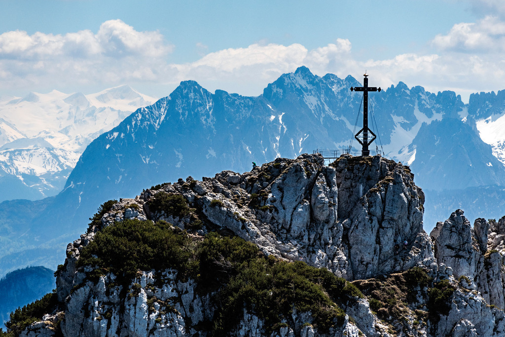 Berggipfel mit Gipfelkreuz der Kampenwand in den Chiemgauer Alpen  | luftaufnahmen-daniel-reiter