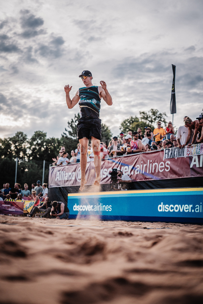 Beachvolleyball | Männer | Allianz German Beach Tour 2025 | Tourstop München | 12.07.2025 | Tristan Fröbel läuft in das Stadion ein