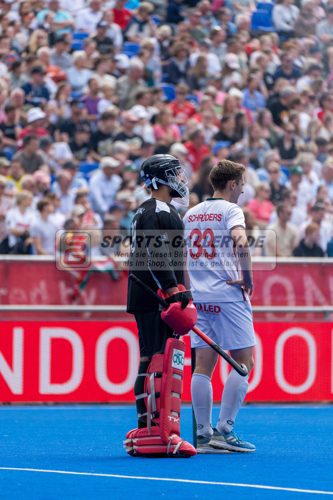 Final4_20250601-1424-HK108597 | Krefeld, Deutschland, 01.06.2025:  Feldhockey Final4 2025 – „Deutsche Feldhockey-Meisterschaften 2025“ Crefelder HTC - Rot-Weiss Köln (Finale Herren) im Gerd-Wellen-Hockeyanlage am 01.06.2025 in Krefeld, Deutschland. (Foto von Kramhöller/Fehrmann/Kaste)Krefeld, Germany, 01.06.2025: Feldhockey Final4 2025 – „Deutsche Feldhockey-Meisterschaften 2025“ Harvestehuder HTC - Düsseldorfer HC (Finale Damen) in Gerd-Wellen-Hockeyanlage at 01.06.2025 in Krefeld, Deutschland. (Foto from Kramhöller/Fehrmann/Kaste)