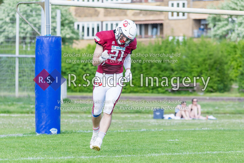 American Football, Saison 2023, Regionalliga Nord, Hamburg Blue Devils - Hamburg Pioneers, Dr.-Hermann-Schnell-Sportplatz (Hamburg), 13.05.2023, 1. Gameweek | Michael Pastemak (#21, Pioneers) jubelt über den Touchdown