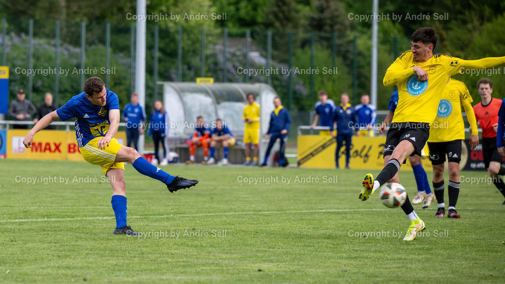 Osterrönfelder TSV vs TSV Altenholz | Doppentorschütze Felix Struck (OTSV #8 erzielt hier das 2-1) / Brian Otto (TSVA #20) / Fußball-Landesliga Schleswig Männer 2024/2025 / Osterrönfelder TSV vs TSV Altenholz / A-Platz / Osterrönfeld / 03.05.25 - Realisiert mit Pictrs.com