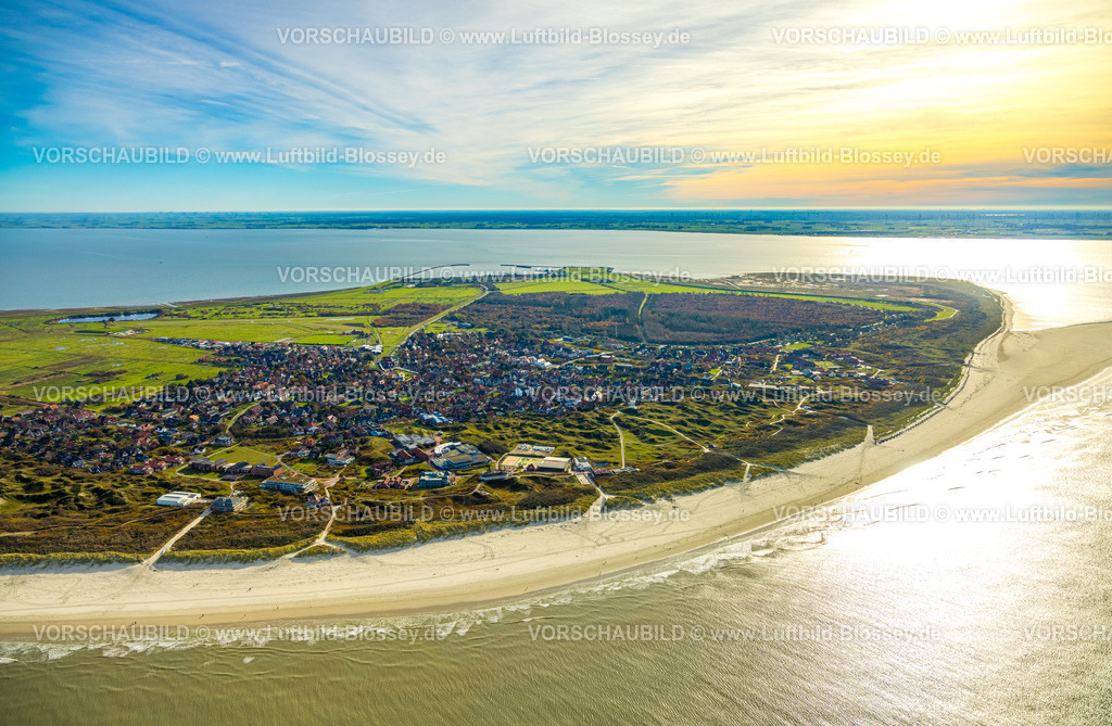 Wittmund251105663Langeoog | Luftbild, Ostfriesische Insel Langeoog, Ortsansicht Wohngebiet und Sandstrand, Fernsicht und blauer Himmel, Langeoog, Norddeutschland, Ostfriesland, Niedersachsen, Deutschland