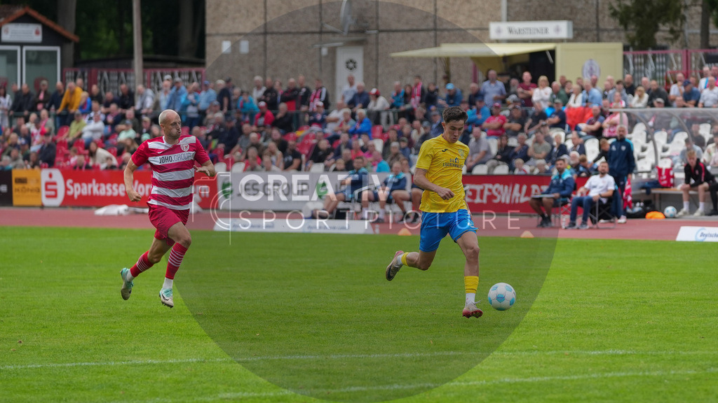 Fußball, Herren, Saison 2025/2026, Regionalliga Nordost, 9. Spieltag, Greifswalder FC vs. FSV 63 Luckenwalde, Sonntag 21.09.2025, Volksstadion Greifswald, | Fußball, Herren, Saison 2025/2026, Regionalliga Nordost, 9. Spieltag, Greifswalder FC vs. FSV 63 Luckenwalde, Sonntag 21.09.2025, Volksstadion Greifswald, Im Bild: Steffen Eder (l. Greifswald) und Mike Bachmann (r. Luckenwalde) - Realisiert mit Pictrs.com