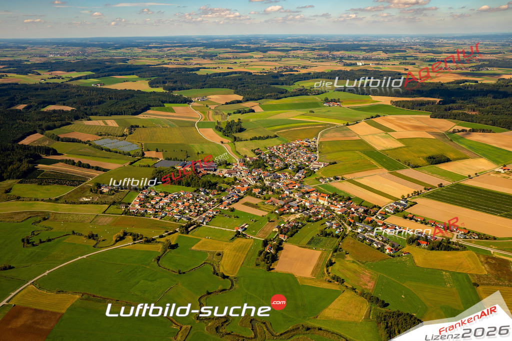 Das Luftbild zeigt : Grafentraubach Laberweinting - Die Luftaufnahme wurde 2023 vom UL-Flugzeug aus erstellt ( keine Drohne ) - Hochauflösende Luftaufnahme - Für grossformatige Ausdrucke geeignet. Die Geschenkidee !Mit Lizenz und Bildrechte bestellbar