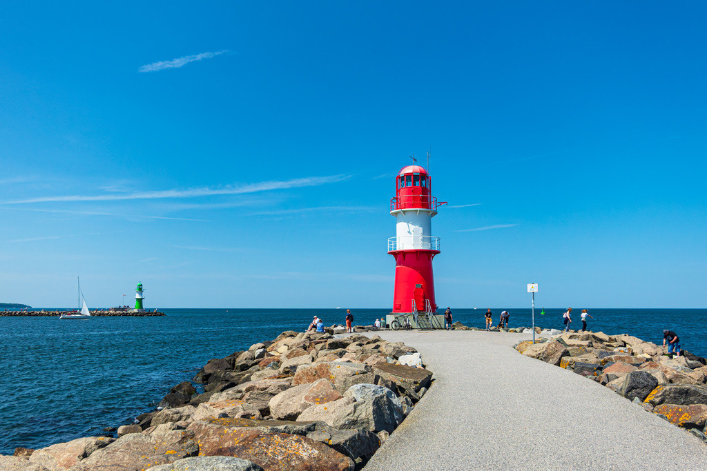 Mole und Molenturm an der Küste der Ostsee in Warnemünde | Mole und Molenturm an der Küste der Ostsee in Warnemünde.  
