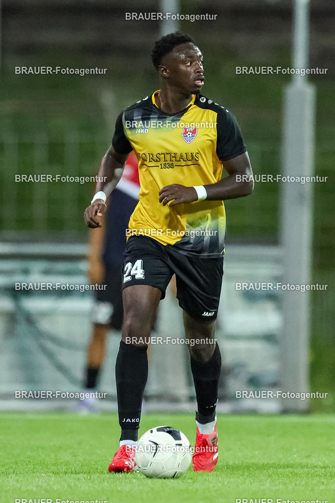 SB_KFCBAU_20250815_5397.JPG -  - KFC Uerdingen - SF Baumberg - Oberliga Niederrhein | Krefeld, Deutschland, 15.08.25: Kingsley Helmut Marcinek (KFC Uerdingen) in Aktion, am Ball, Einzelaktion während des Oberliga Niederrhein Spiels zwischen KFC Uerdingen - SF Baumberg in der Grotenburg Stadion am 15. August 2025 in Krefeld, Deutschland. (Foto von Stefan Brauer/Brauer-Fotoagentur)