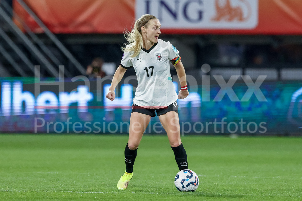 Fussball, UEFA Women s Nations League, Deutschland - Österreich | v.li.: Sarah Puntigam (Österreich, 17) am Ball, Freisteller, Einzelbild, Ganzkörper, Aktion, Action, Spielszene