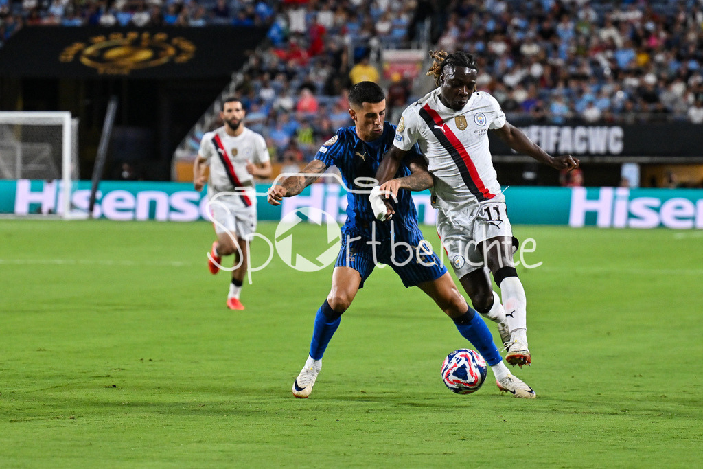 Manchester City - Al-Hilal SFC | im Duell Joao CANCELO (Al-Hilal 20) und Jeremy DOKU (Manchester City 11) / Zweikampf / FIFA Club World Cup: Manchester City - Al-Hilal SFC, Camping World Stadium am 30.06.2025 / NOT FOR SALE IN USA