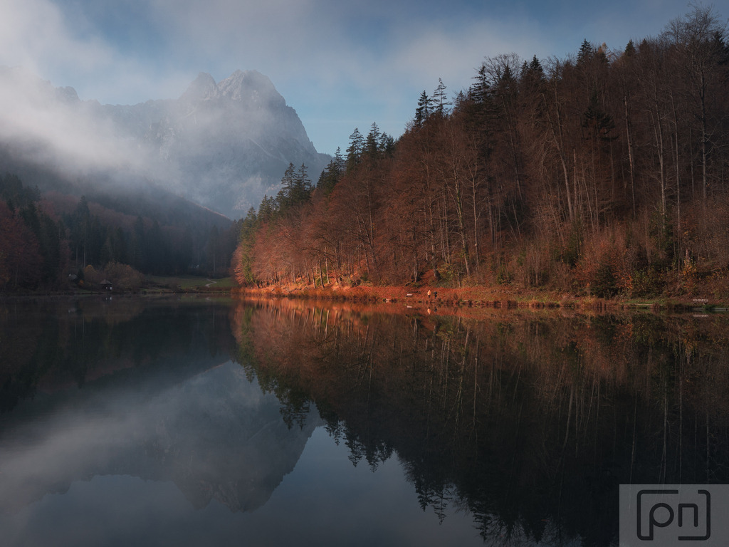 Riesersee – Idyllisch und versteckt, ein Ort der Ruhe und Natur | Momente wie dieser sind der Grund, warum ich die Fotografie so liebe. Als ich an der Location ankam, war alles komplett bedeckt – eine einzige Wolke verdeckte die Zugspitze. Dann, für einen kurzen Augenblick, klarte es auf, und Boom – dieses epische Licht erschien! Diese Sekunden sind so flüchtig, aber genau das macht sie so besonders. Einfach magisch